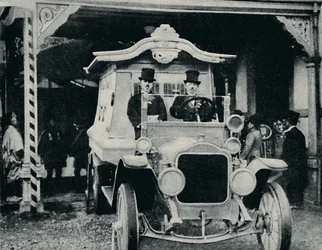 Karawan motorowy w orientalnym stroju, ok. 1935 r