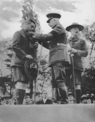Książę Walii obdarowany Srebrnym Wilkiem przez księcia Connaught, 1922 1936.