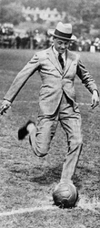 Książę Walii rozpoczyna mecz piłki nożnej Spurs kontra Fulham, 1921