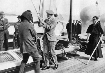 Książę Walii testujący japoński hełm szermierczy, Japonia, 1922