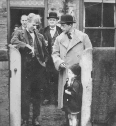 Książę Walii odwiedza chatę górników w północno-wschodniej Anglii, 1929 1936