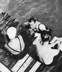 Książę Walii z przyjaciółmi na tratwie, Riwiera, ok. 1930