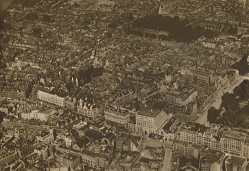 Zagadka znanych ulic z nowego i ekscytującego punktu widokowego, c1935.