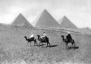 Piramidy w Gizie, Kair, Egipt, ok. 1920 r.