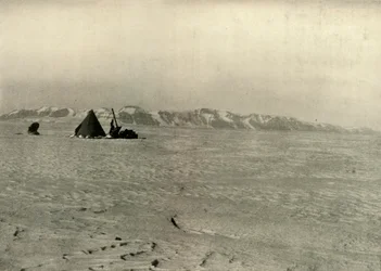 Zakres Queen Alexandra Sfotografowany w drodze w dół lodowca, c1908, 1909