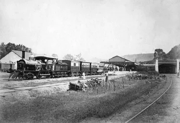 Pociąg Królewski wyjeżdżający ze stacji Kandy, Sri Lanka, ok. 1910 r.