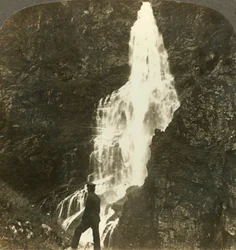 Wodospad Sevle, migoczący i pluskający, w pobliżu hotelu Stalheims, Naerodal, Norwegia, ok. 1905.