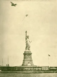 Statua Wolności z podniesionym światłem pochodni, port w Nowym Jorku, ok. 1930.