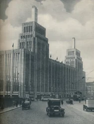 Msza otoczona wieżą Karstadthaus zbudowana w robotniczej dzielnicy, ok. 1935