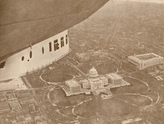 Amerykański sterowiec Los Angeles w locie nad Waszyngtonem, 1927