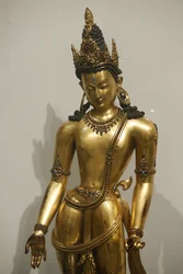 Muzeum Wiktorii i Alberta. Bodhisattwa Avalokiteśwara (Padmapani, nosiciel lotosu). 1300-1400. Dynastia Mallów. Nepal. Miedź złocona z kamieniami szlachetnymi i półszlachetnymi. Zjednoczone Królestwo