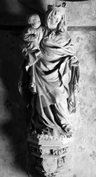 Rzeźba Dziewicy z Dzieciątkiem przypisywana Janowi z Huerty (1414-1461). XV-wieczny kościół kolegialny św. Jana Chrzciciela z Rover na równinie (Złote Wybrzeże)