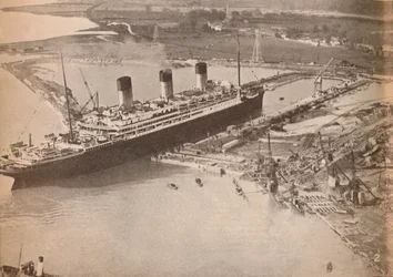 White Star Liner Majestic wjeżdża do największego na świecie doku grobowego w Southampton, c1934, 19