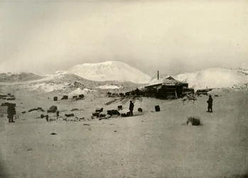 Kwatery zimowe. Z górą Erebus w tle, c1908, 1909