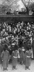 Młodzi książęta oglądający proklamację, 1910