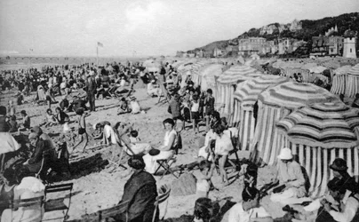 Plaża, Trouville, Francja, ok. 1920 r.
