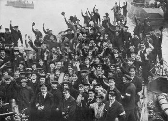 Załoga HMS Vindictive świętująca nalot na Zeebrugge 23 kwietnia 1918 r.