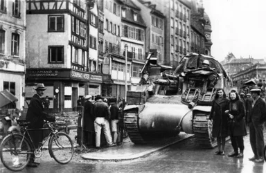 Pierwsze czołgi alianckie przybywają do Strasburga w Alzacji, listopad 1944 r.