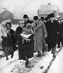Przyszły Edward VIII spacerujący po śniegu w Winlaton, hrabstwo Durham, 1929