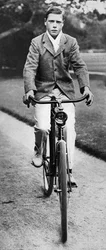 Przyszły król Edward VIII jadący na rowerze w 1911 r.