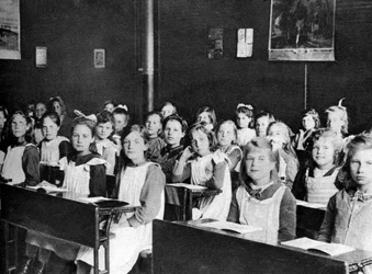 Dziewczyny, które mieszkają w domu dr Barnardos w Barkingside, Londyn, 1926-1927