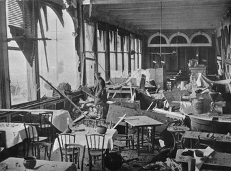 Wnętrze Grand Hotelu ukazujące zniszczenia po bombardowaniu, 1914