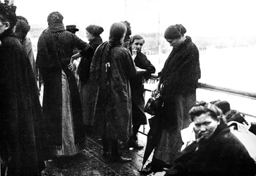 Ostatni akt tragedii: zdjęcie wykonane na ostatniej łodzi wypływającej z Ostendy do Anglii, 1914