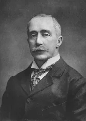 Nieżyjący już Sir Daniel Cooper, 1911