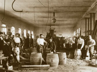 Produkcja drewnianych beczek na piwo w Pilźnie, lata 80. XIX wieku