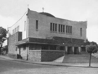 Nowo wybudowana synagoga Neolog w Żylinie na Słowacji, zaprojektowana przez Petera Behrensa w 1928 r.