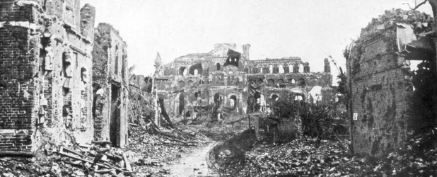 Zrujnowana dzwonnica miejska i kościelna Alberta, Somma, Francja, 22 sierpnia 1918 r.