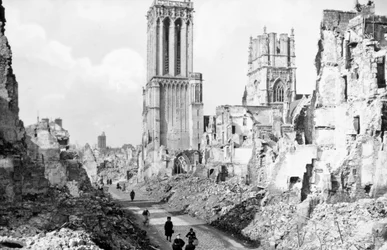 Ruiny i katedra w Caen, Normandia, Francja, c1944