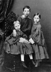 Trójka najstarszych dzieci Wielkiego Księcia Konstantego Nikołajewicza Rosji, ok. 1860–1861