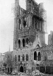 Wieża Hali Targowej po niemieckim bombardowaniu, Ypres, Belgia, I wojna światowa, 1920
