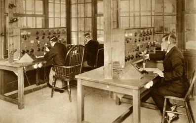Sala transmisji bezprzewodowej na lotnisku Croydon, południowy Londyn, 1928, 1935.