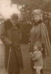 Ich Królewskie Mości Król i Królowa z księżniczką Elżbietą w Craigweil House, Bognor, c1930.