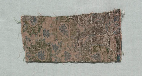 Trzy fragmenty włoskiego gotyckiego jedwabiu, 1350-1399.