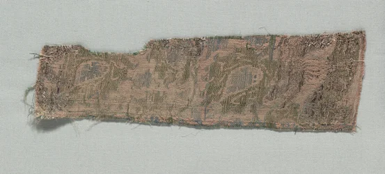 Trzy fragmenty włoskiego gotyckiego jedwabiu, 1350-1399.