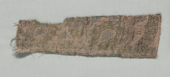Trzy fragmenty włoskiego gotyckiego jedwabiu, 1350-1399.