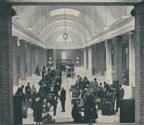 Bagaż pasażerski Tilbury zbadany w przestronnym nowym budynku, 1937