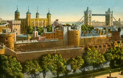 Tower Bridge i Tower of London, c1910.