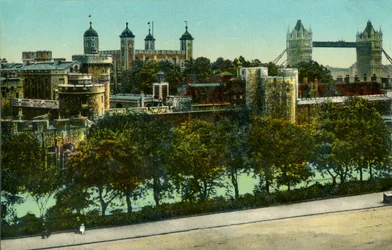 Tower Bridge i Tower of London, c1910.