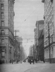 Wysokie fasady jednej z najbardziej ruchliwych ulic handlowych w mieście, ok. 1935 r