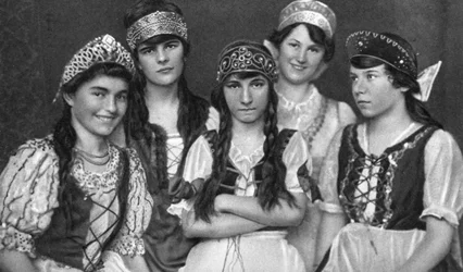 Tradycyjne stroje noszone przez Węgierki, Węgry, 1922