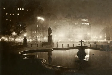 Plac Trafalgarski. Patrząc w kierunku Charing Cross. Londyn nocą, 1928.