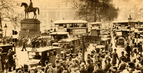 Ruch uliczny na Trafalgar Square w Londynie, 1933.