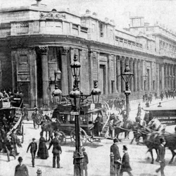Ruch uliczny przejeżdżający przez Bank of England, Londyn, koniec XIX wieku