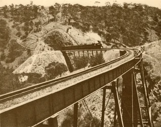 Pociąg przejeżdżający przez wiadukt, Mount Lofty Range, Australia Południowa, 1930.