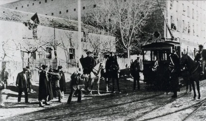 Strajk tramwajowy w Madrycie, straż cywilna szarżuje na strajkujących, którzy próbują zatrzymać tramwaj, opublikowano w czasopiśmie „Nuevo Mundo”, grudzień 1919
