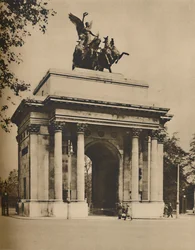 Łuk Triumfalny przeniesiony z Hyde Parku na Wzgórze Konstytucji, ok. 1935.